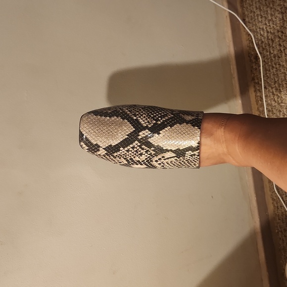 Marc fisher leather snake print mules size 9 - Picture 4 of 4